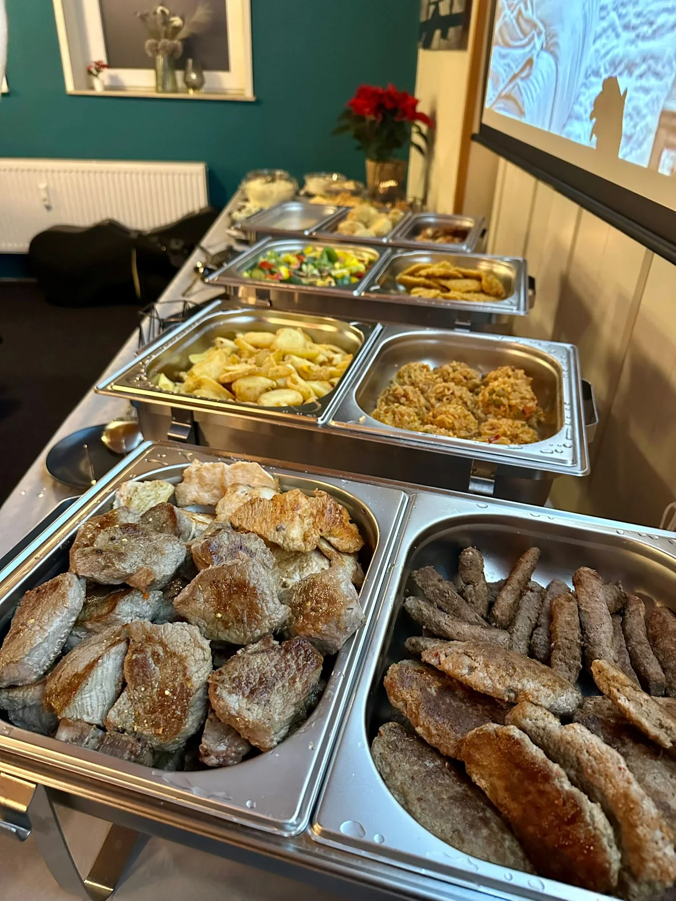 Buffet mit Fleisch und Beilagen