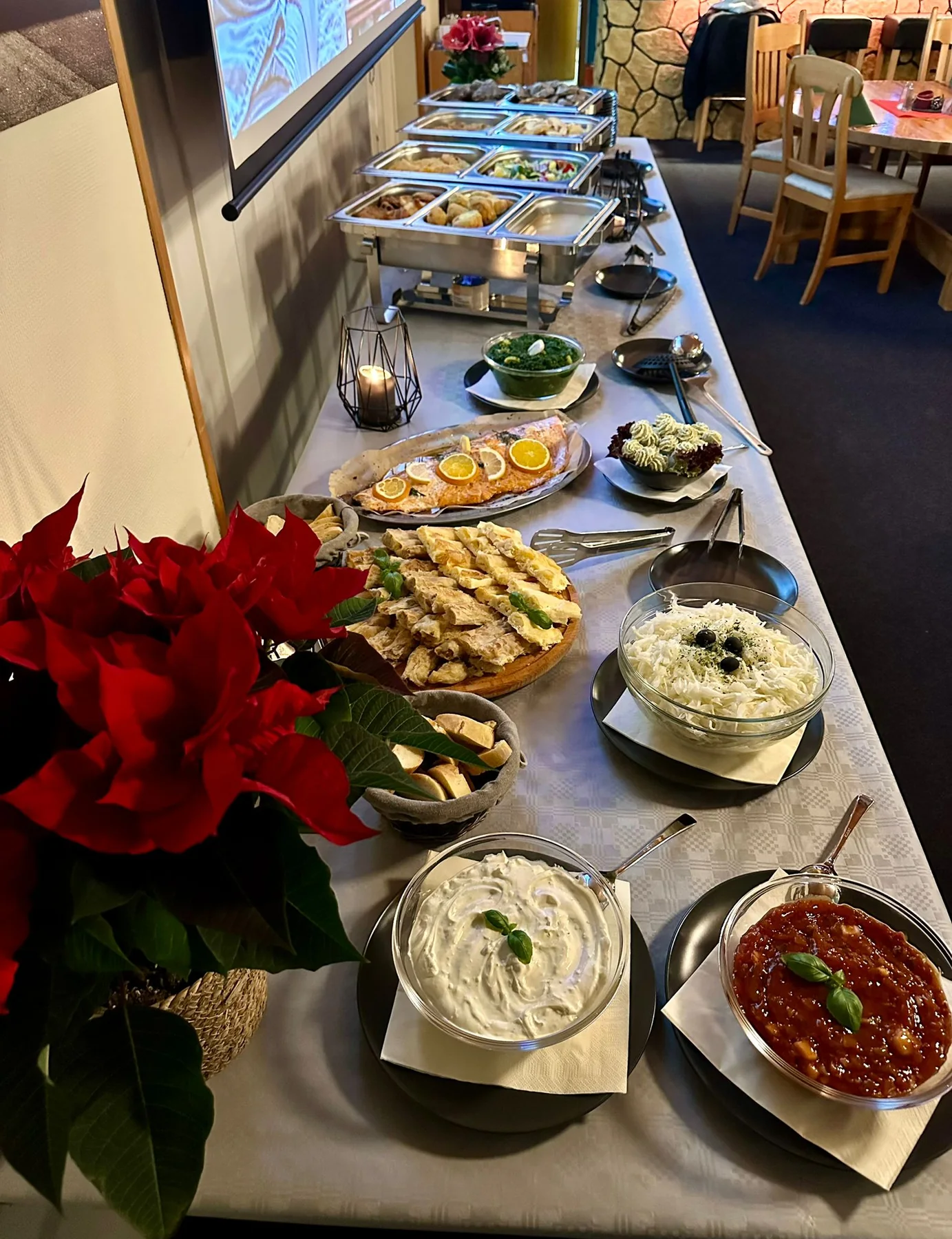 Buffet mit Soßen, Salaten und kroatischen Spezialitäten