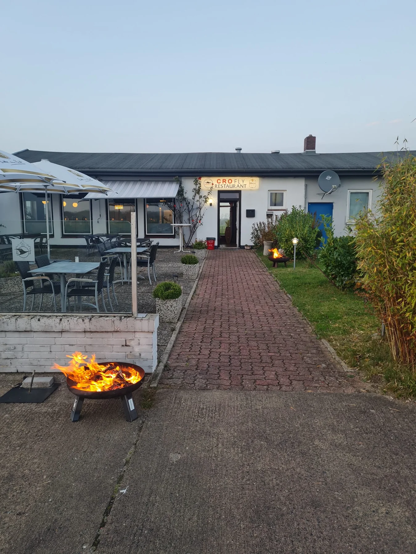 Eingang des Restaurant CroFly mit Feuerkorb