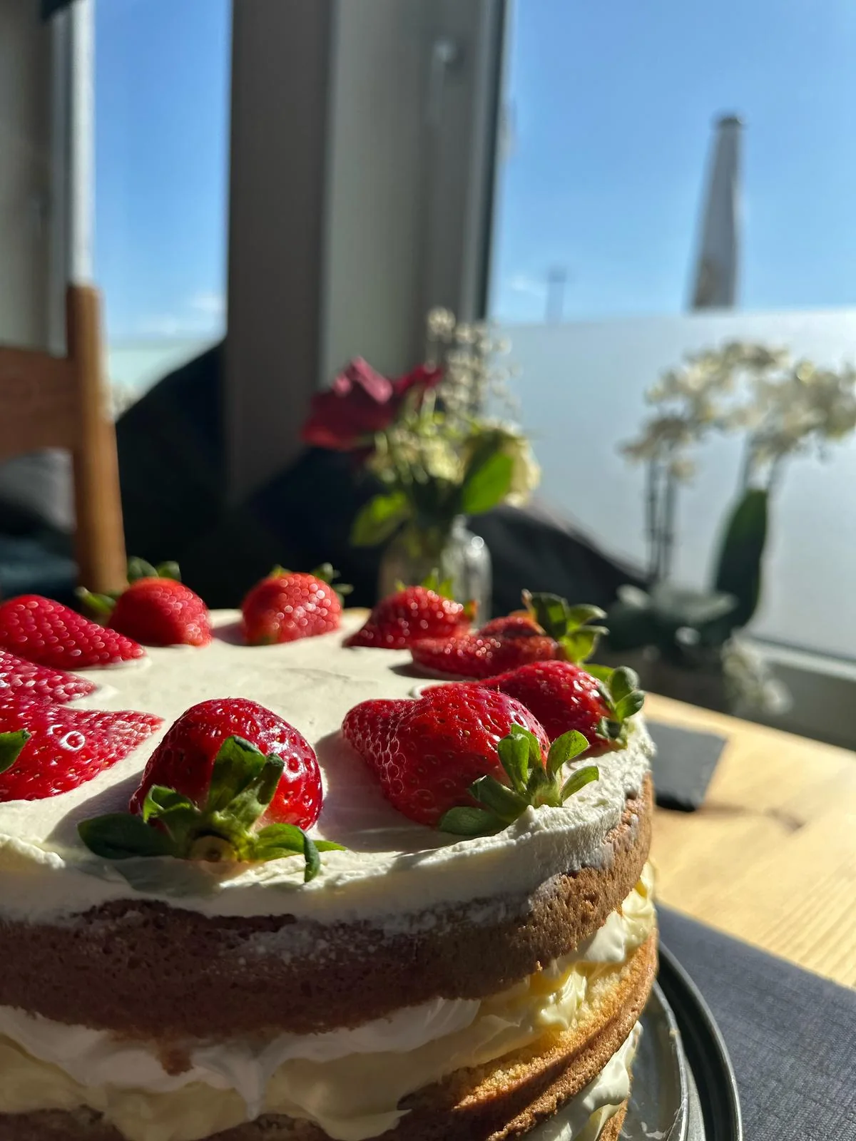 Erdbeertorte am Fenster