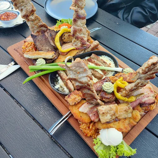 Kroatische Fleischplatte auf Holzbrett