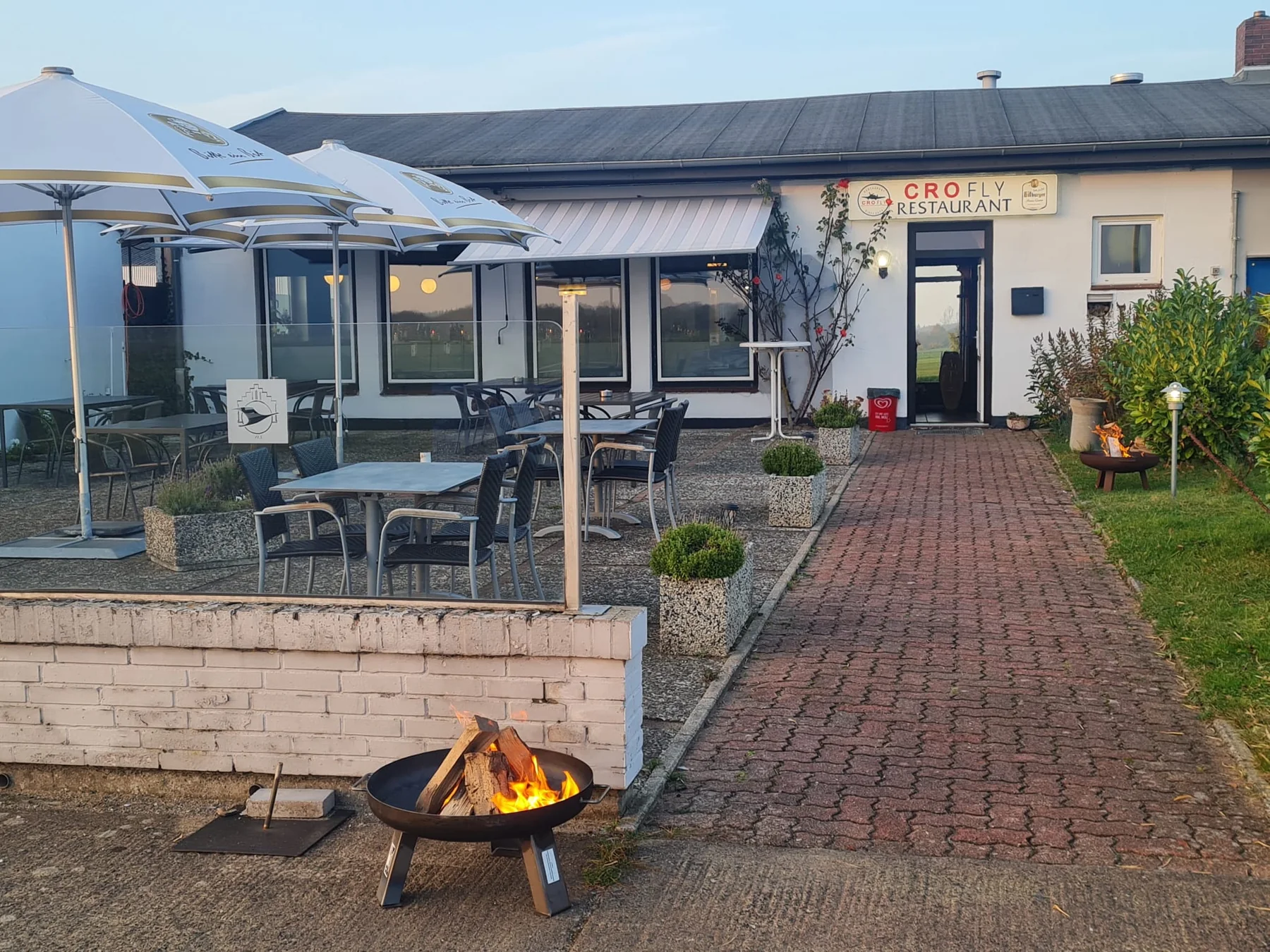 Terrasse des Restaurant CroFly mit Feuerkorb